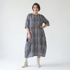 Emotionaler Lagenlook im ausgefallenen Oversize Ballon Kleid aus luftigem Baumwollmix, Marine/Weiß