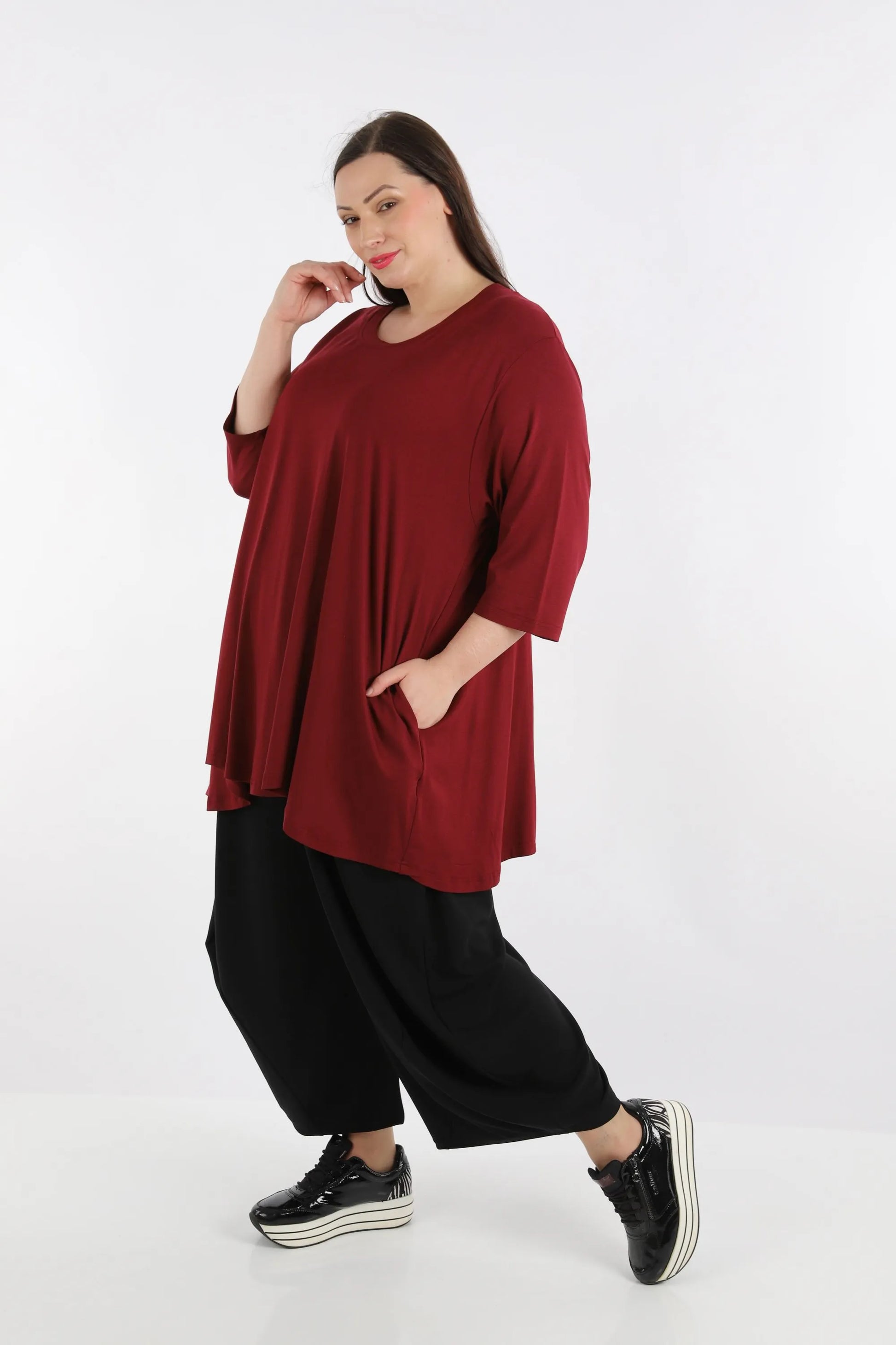  A-Form Shirt in edlem Weinrot mit 3/4-Ärmeln und praktischen Nahttaschen für Plus Size