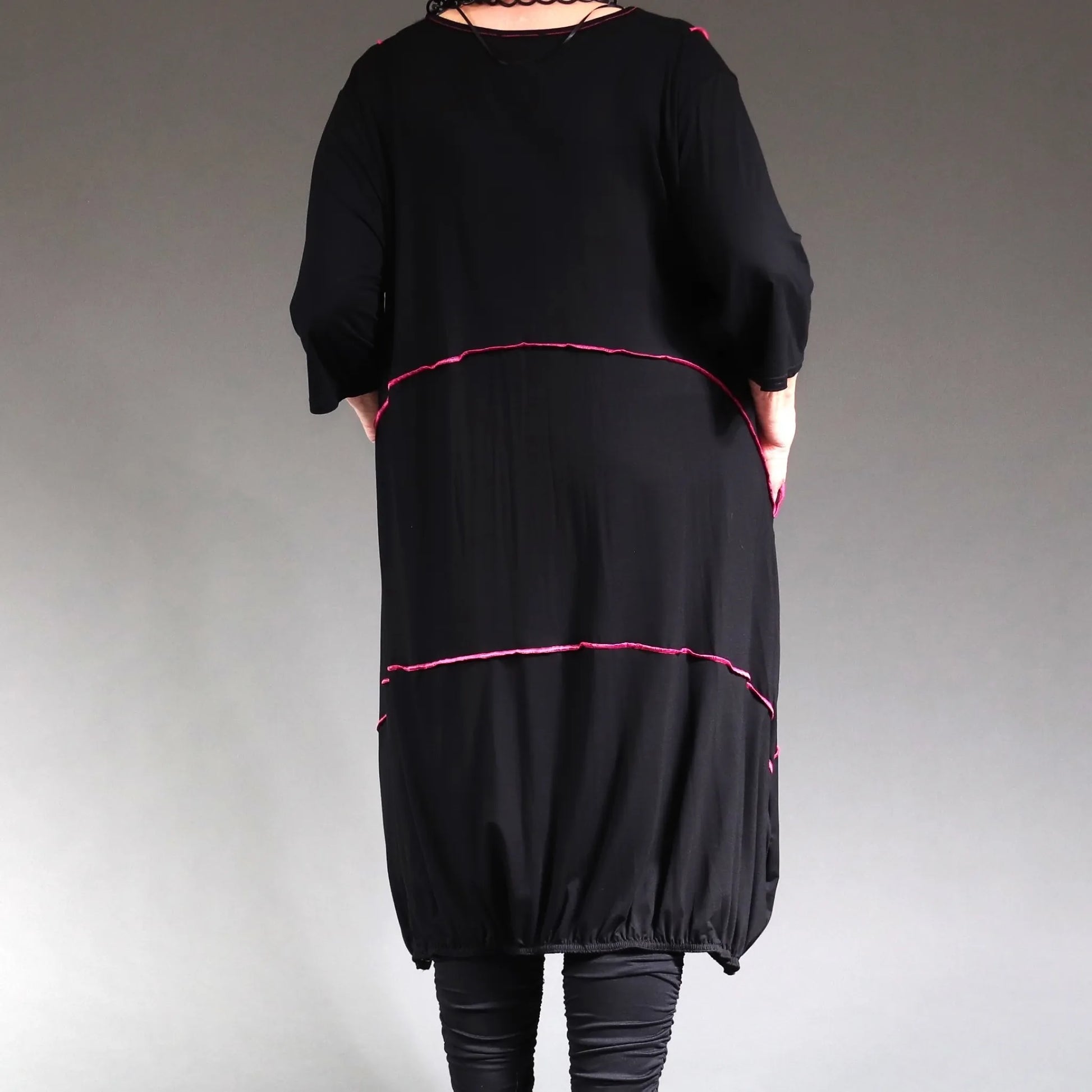  Ballonkleid im Lagenlook für Plus Size in Schwarz und Fuchsia mit lässigem Schnitt und Taschen