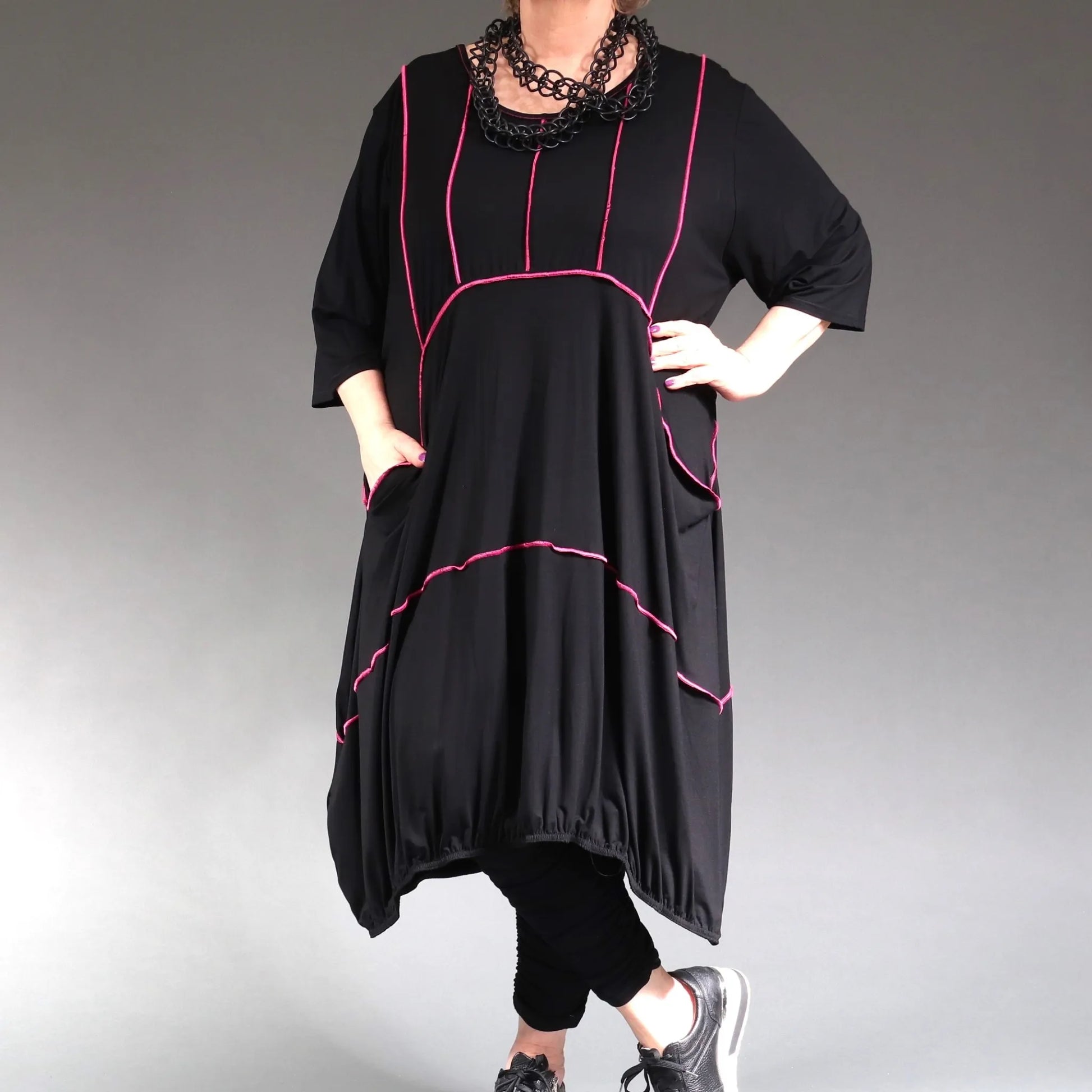  Ballonkleid im Lagenlook für Plus Size in Schwarz und Fuchsia mit lässigem Schnitt und Taschen