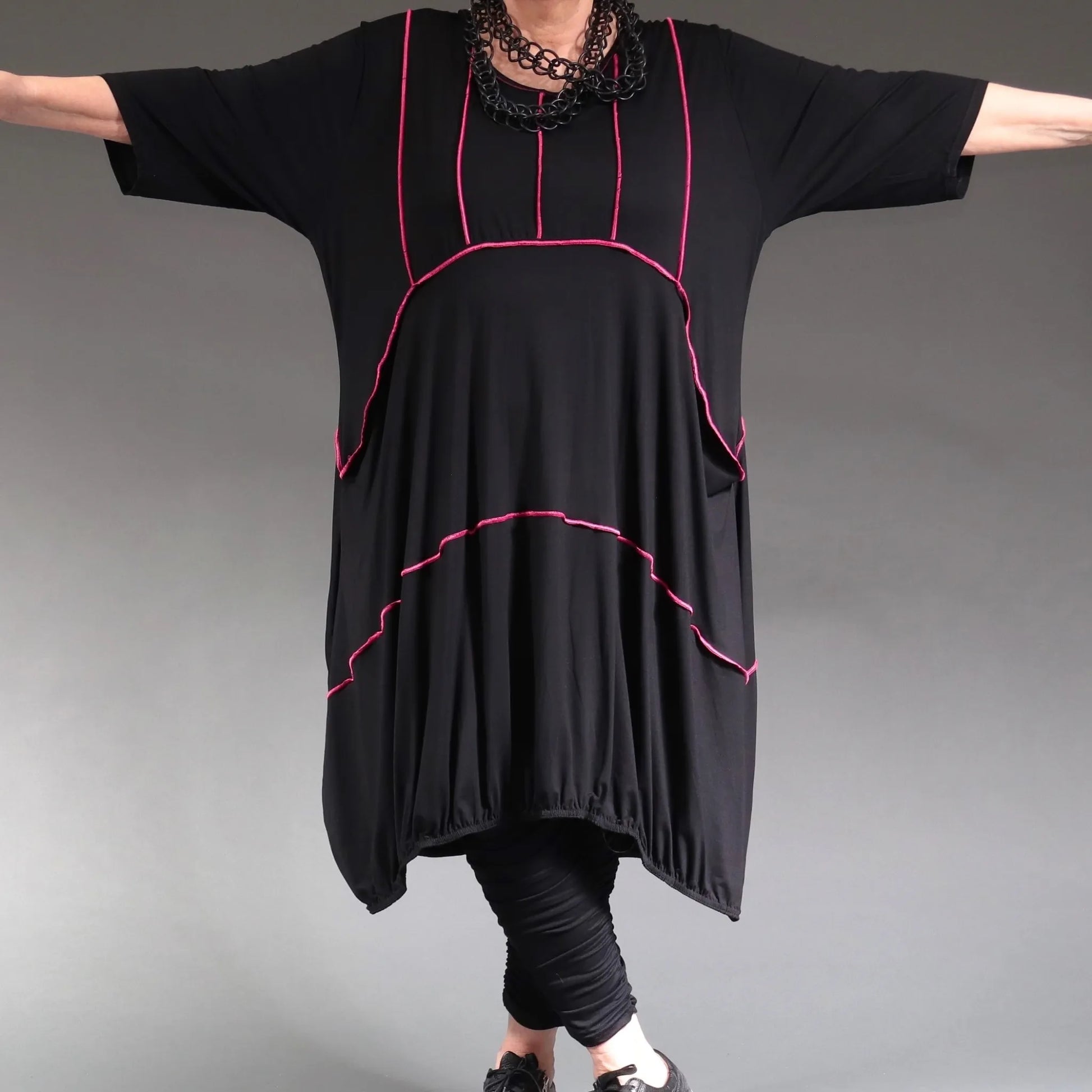  Ballonkleid im Lagenlook für Plus Size in Schwarz und Fuchsia mit lässigem Schnitt und Taschen