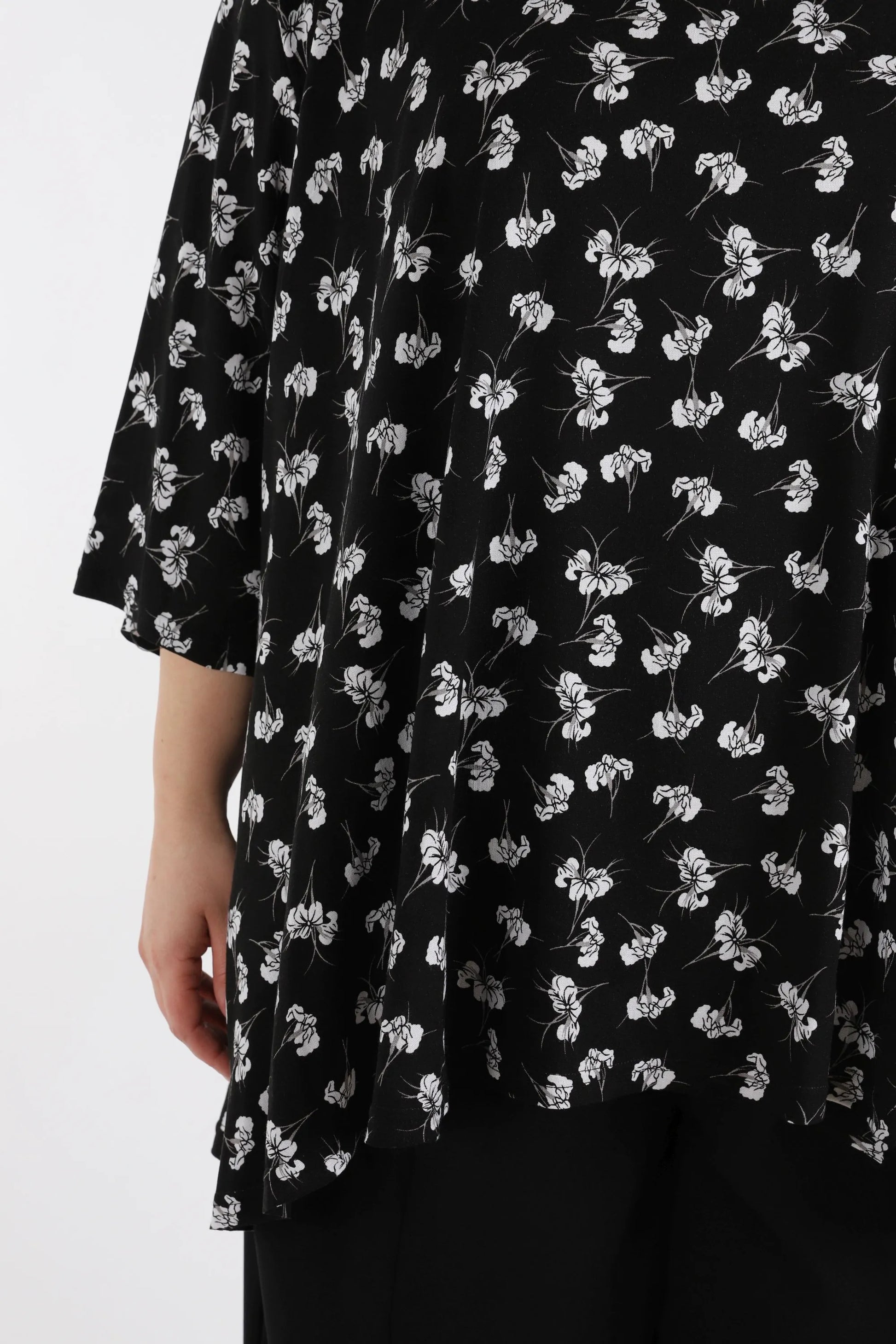  A-Form Shirt mit floralen Motiven in Schwarz-Weiß für einen lässigen Lagenlook im Sommer