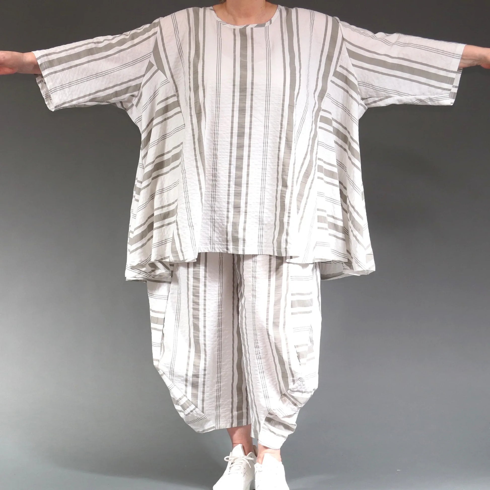  A-Form Oversize Shirt in Weiß und Kiwi aus leichtem Seersucker für Frühling und Sommer