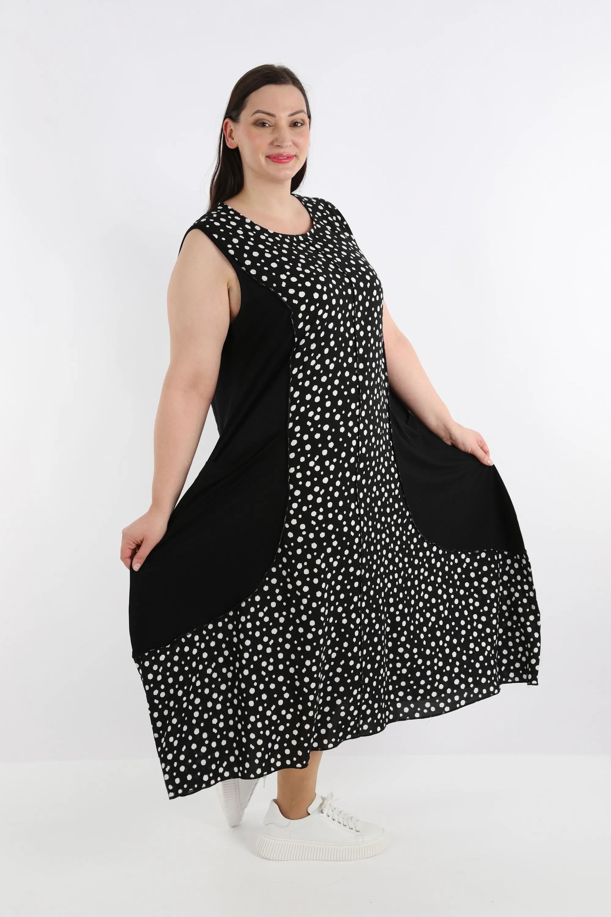  Lagenlook Ballonkleid mit Schwarz-Weiß-Punkten und ärmellosem Rundhalsausschnitt für Plus-Size