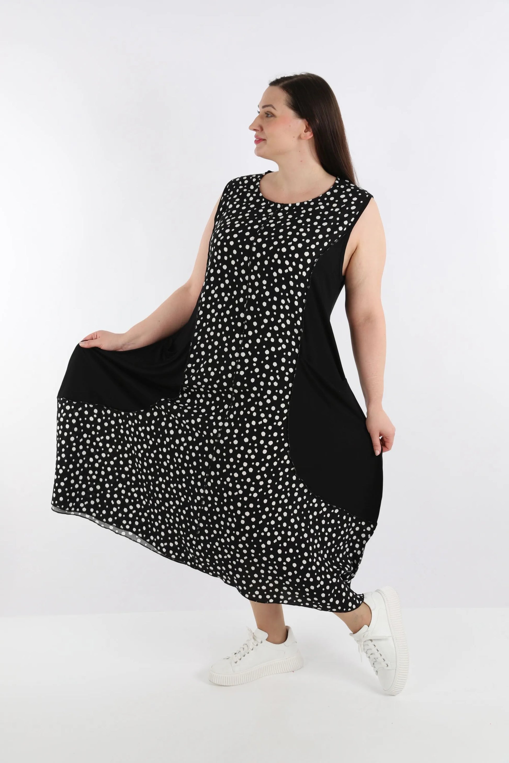  Lagenlook Ballonkleid mit Schwarz-Weiß-Punkten und ärmellosem Rundhalsausschnitt für Plus-Size