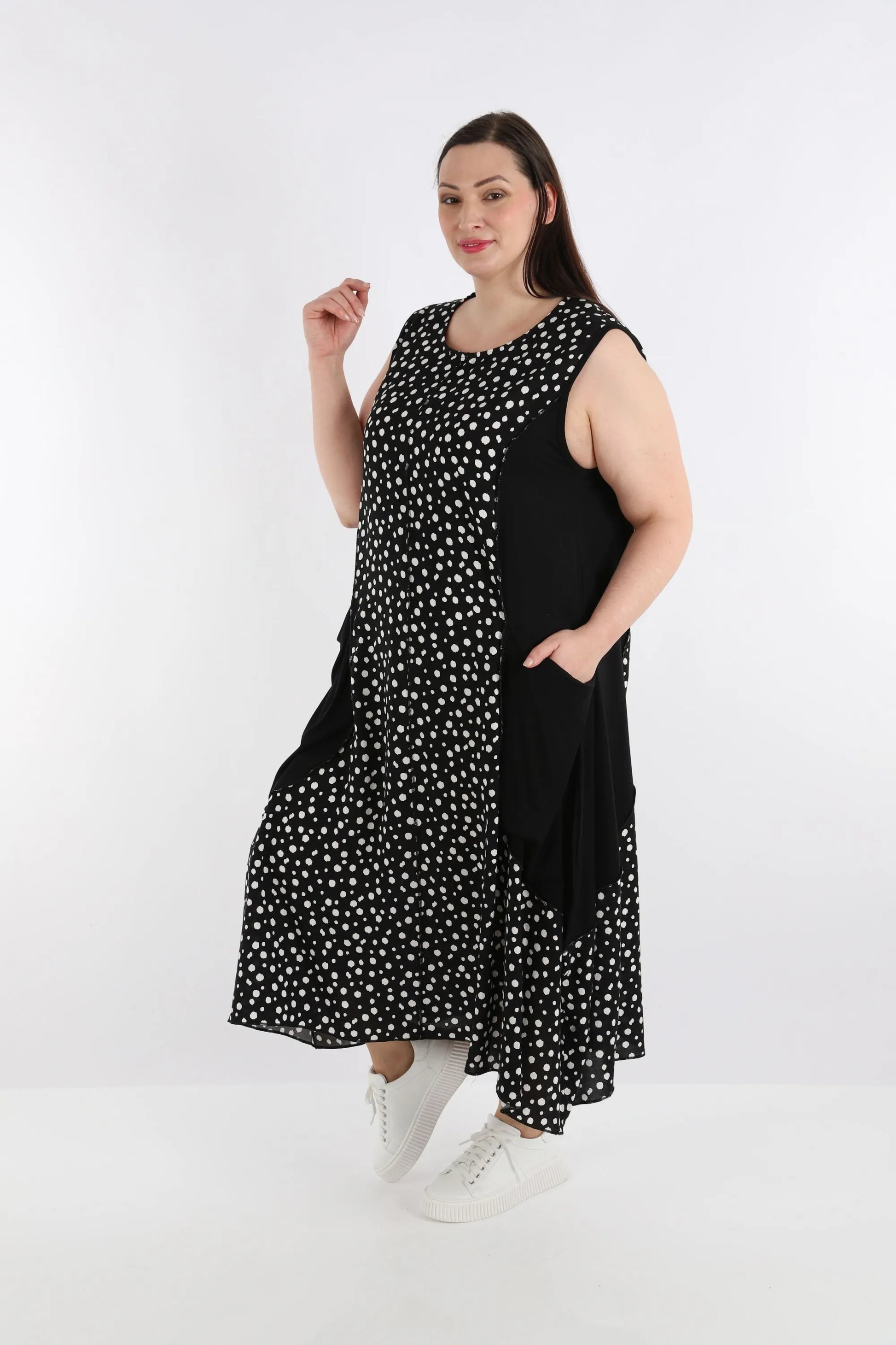  Lagenlook Ballonkleid mit Schwarz-Weiß-Punkten und ärmellosem Rundhalsausschnitt für Plus-Size