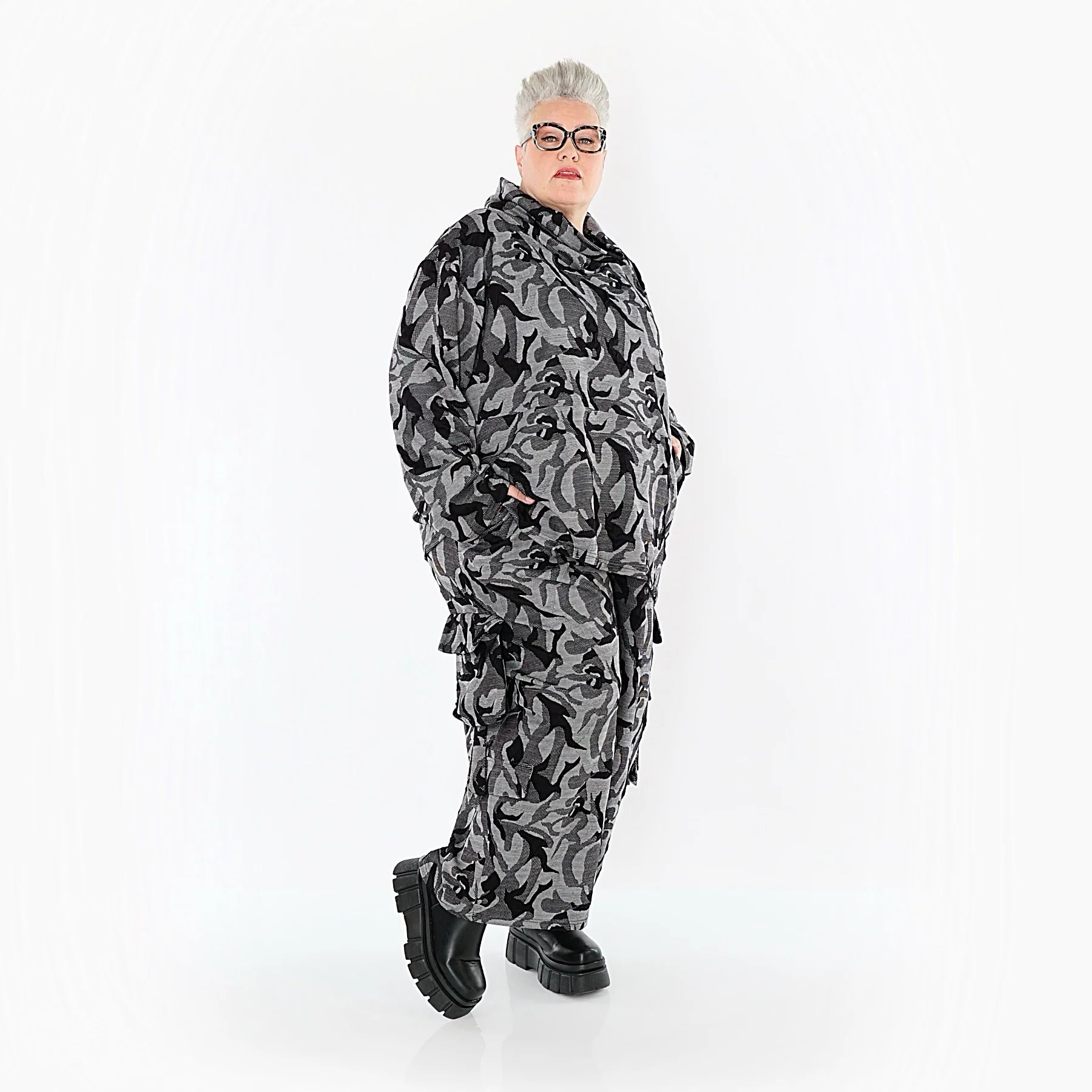  AKH Premium Bigshirt in gerader Form, aus Viskose, P1012.7142, Grau/Schwarz, Wellen, Schick
