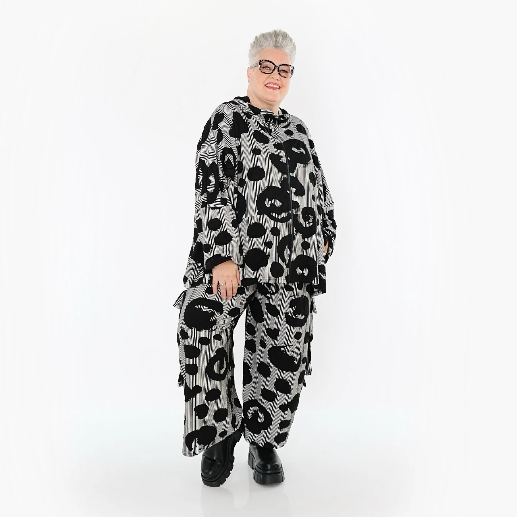  AKH Premium Jacke in kastiger Form, aus Viskose, P1013.7104, Schwarz/Weiß, Streifen