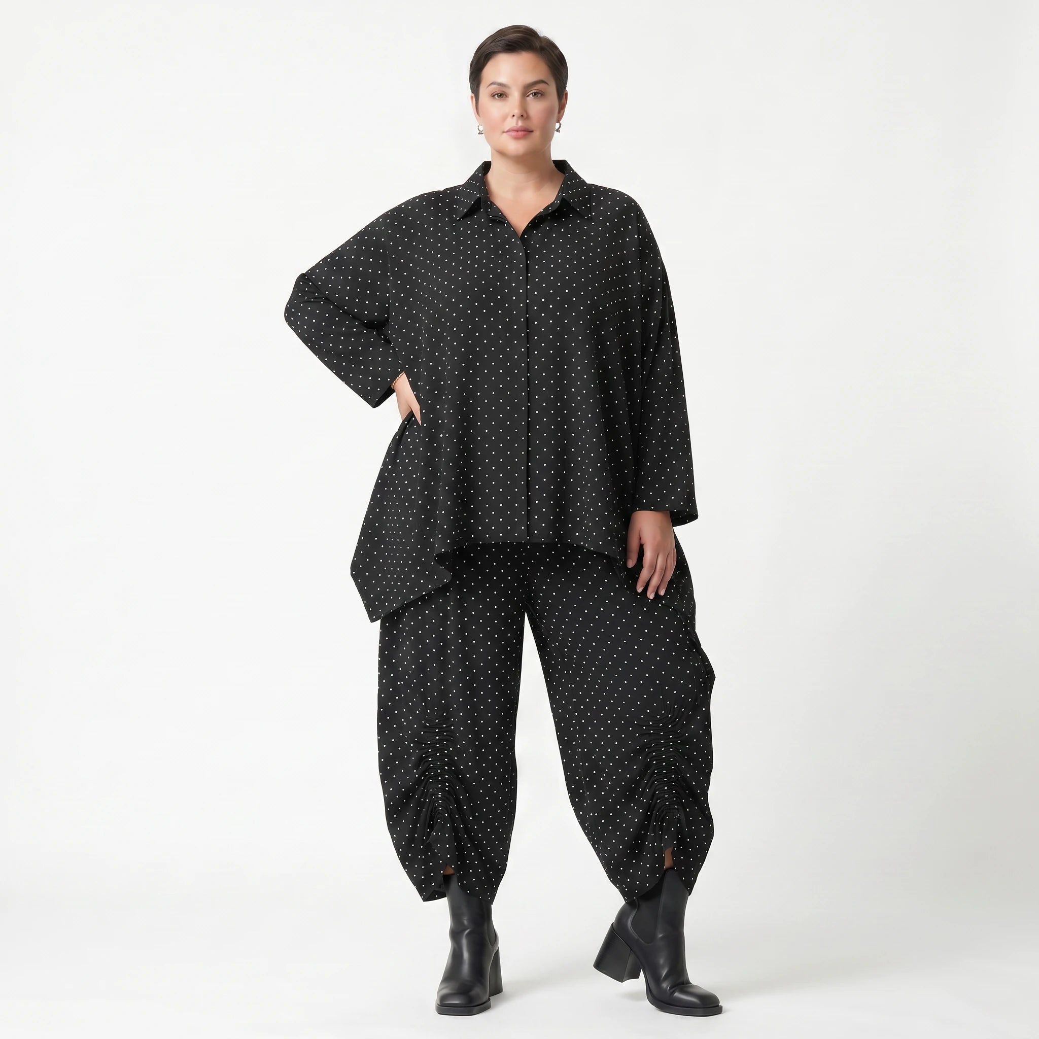 Luftig leichte A-Form Bluse im lässigen Lagenlook mit ausgefallenem Punktedesign, Schwarz/Weiß