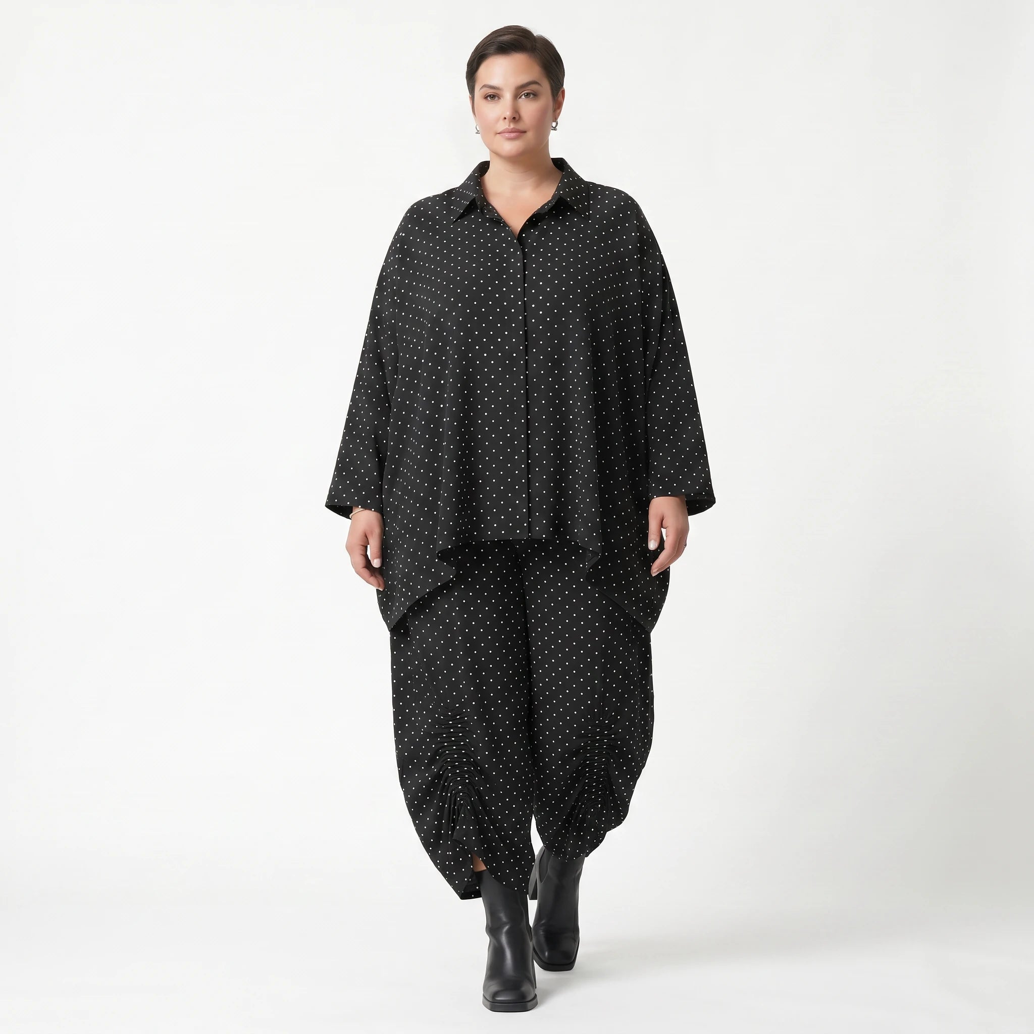 Luftig leichte A-Form Bluse im lässigen Lagenlook mit ausgefallenem Punktedesign, Schwarz/Weiß