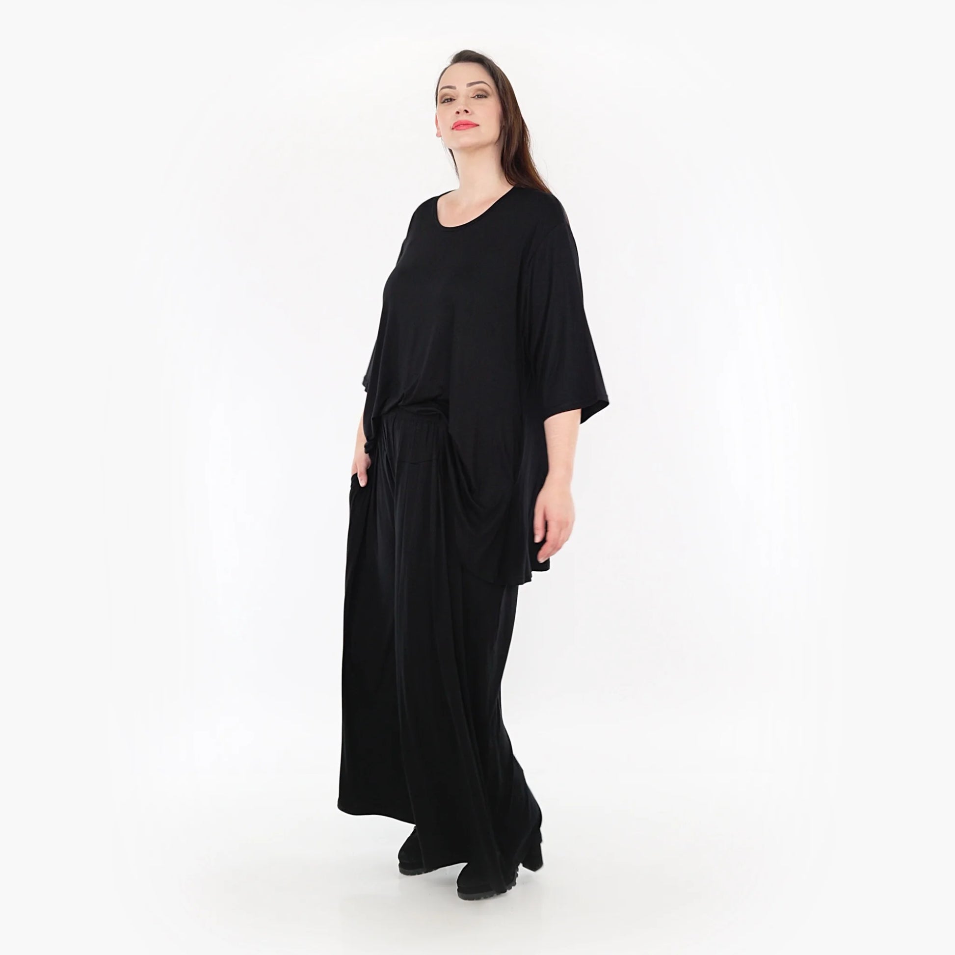  Kastige schwarze Hose aus leichtem Viskose-Mix, perfekt für Lagenlooks und Plus Size Fashion