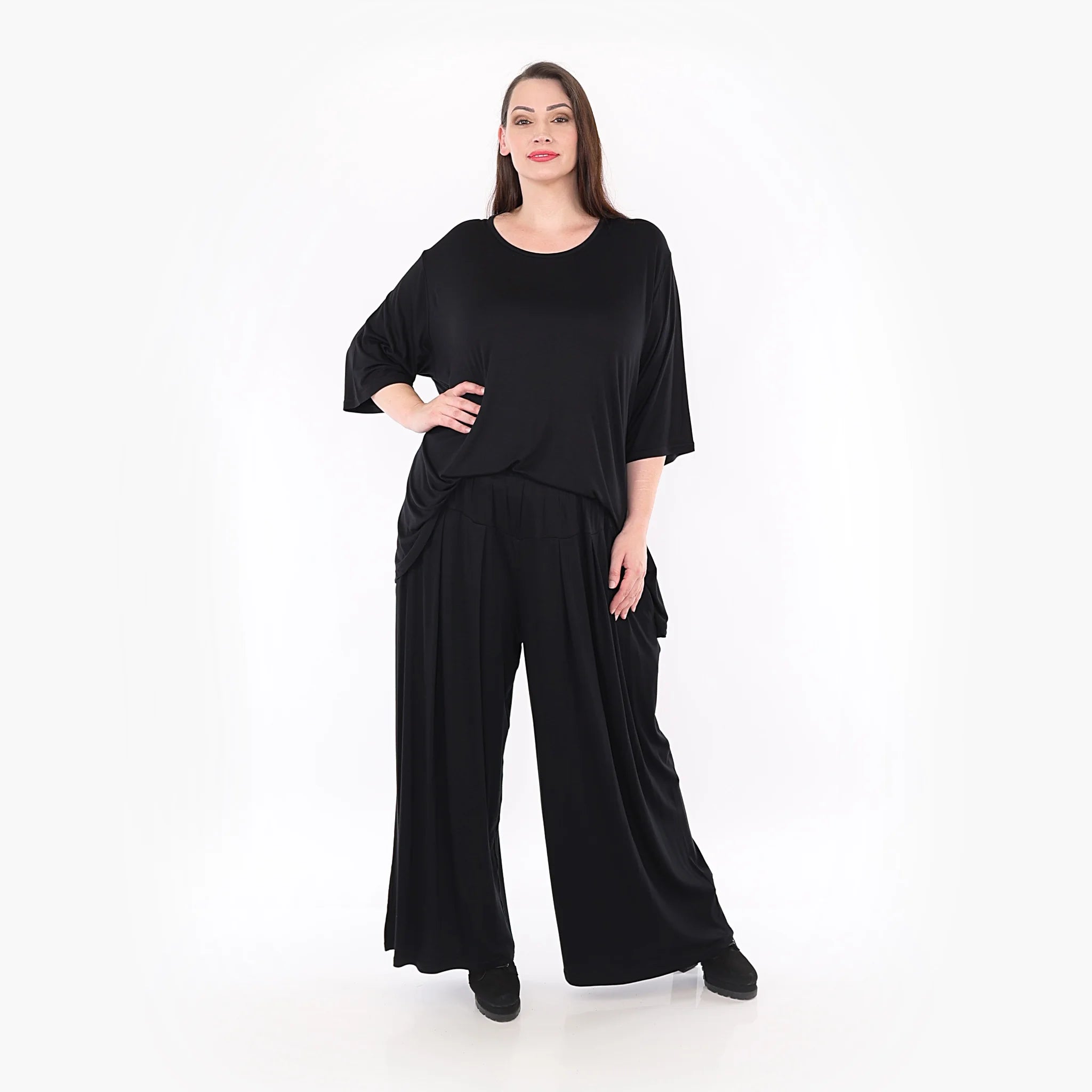  Kastige schwarze Hose aus leichtem Viskose-Mix, perfekt für Lagenlooks und Plus Size Fashion