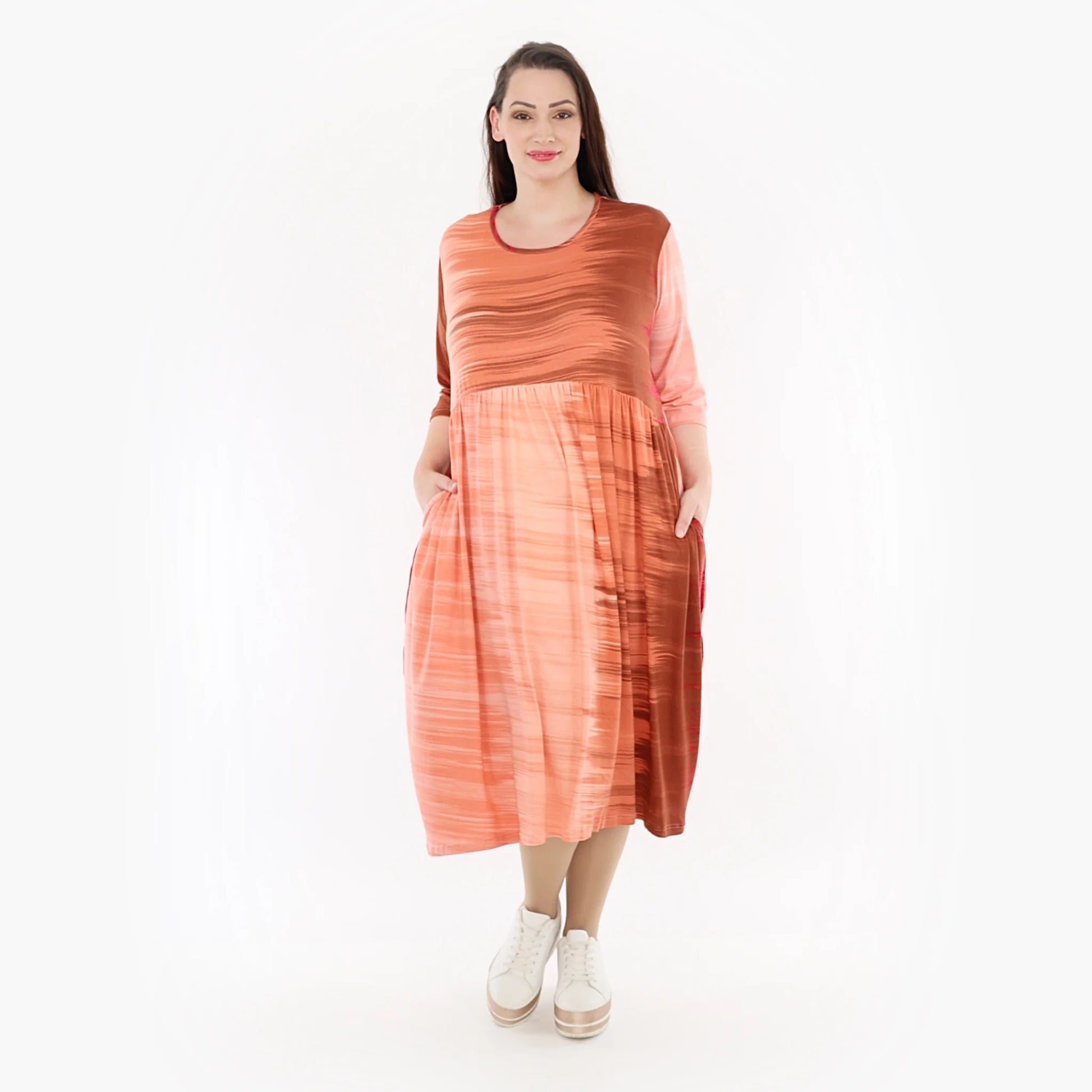  Ballonkleid in lebhaftem Batik-Design in Koralle-Orange aus leichtem Viskosemix für Komfort