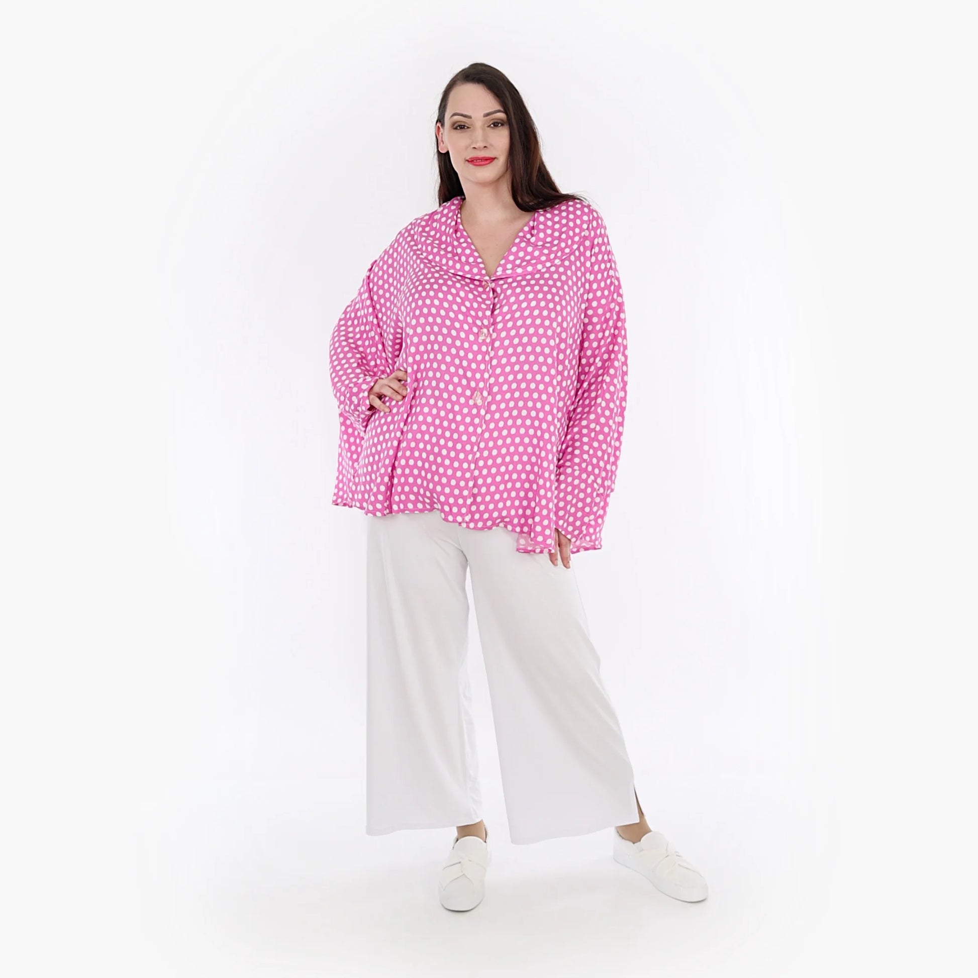  Trendige Oversize-Jacke in frischem Rosa mit Punkten für Plus Size, luftige Viskose im Lagenlook