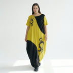 Oversize Maxikleid in Sonnengelb Schwarz mit Pinselstrichprint asymmetrisch aus Jersey