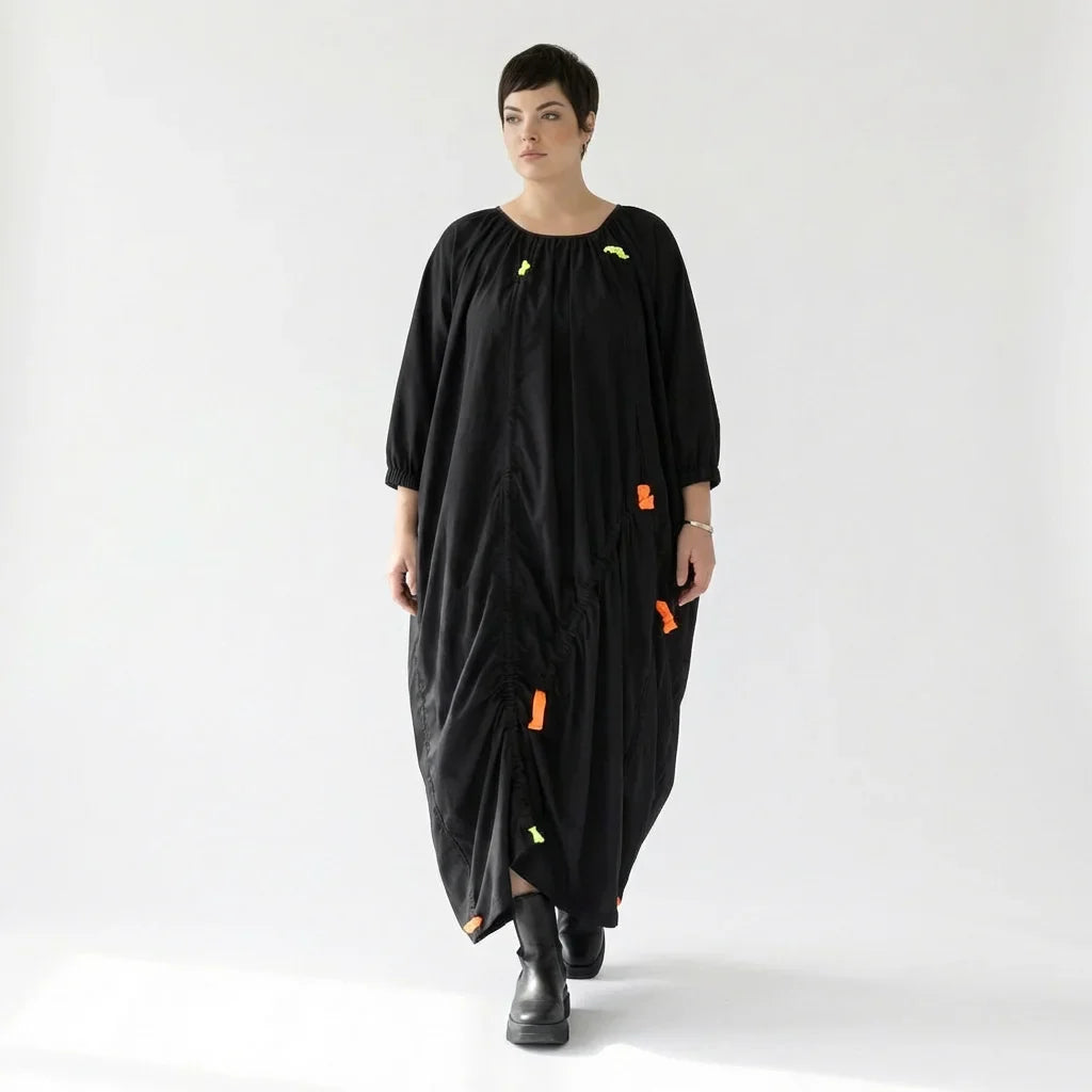 iZAR Oversize-Kleid mit Neon-Details und fließendem Slinky-Material – Avantgarde-Look bei Modeare
