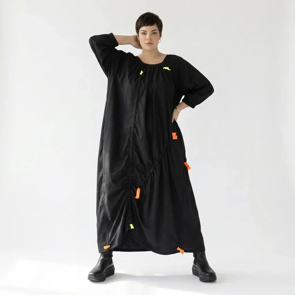 iZAR Oversize-Kleid mit Neon-Details und fließendem Slinky-Material – Avantgarde-Look bei Modeare