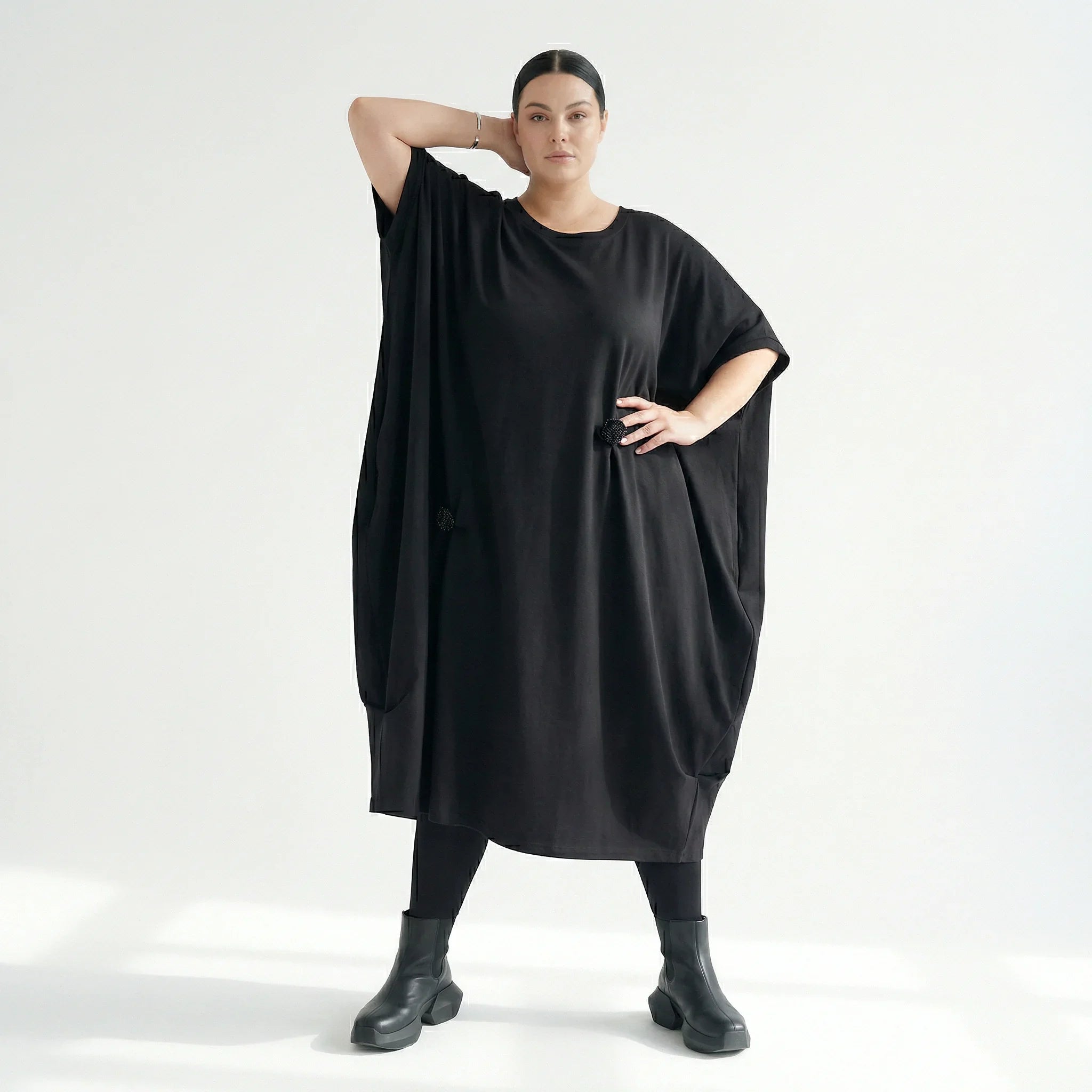 Kleid Damen Maxlive Schwarz Oversize asymmetrisch mit Blütendetails EU 38 bis 62 – Avantgarde-Look