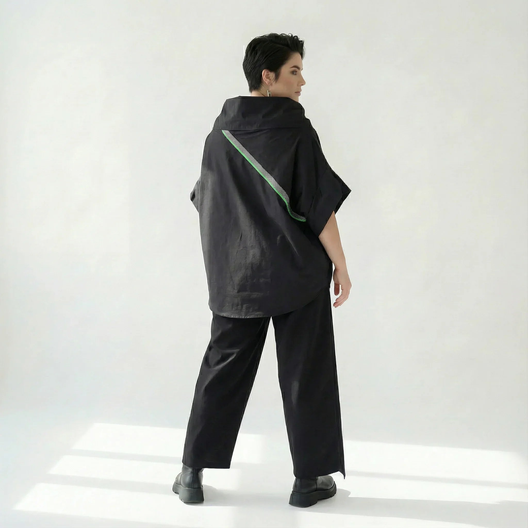 Caraclan Damen Oversize-Bluse Schwarz mit Knopfleiste & grünem Akzent – EU 38/44 bis EU 44/50