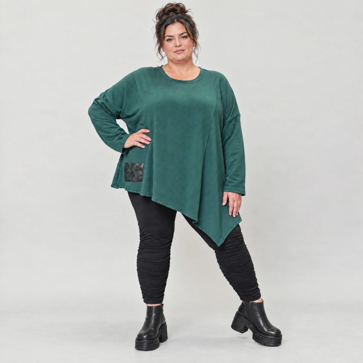 Langarmshirt in Dunkelgrün mit asymmetrischem Zipfelsaum aus feinem weichem Stretchjersey