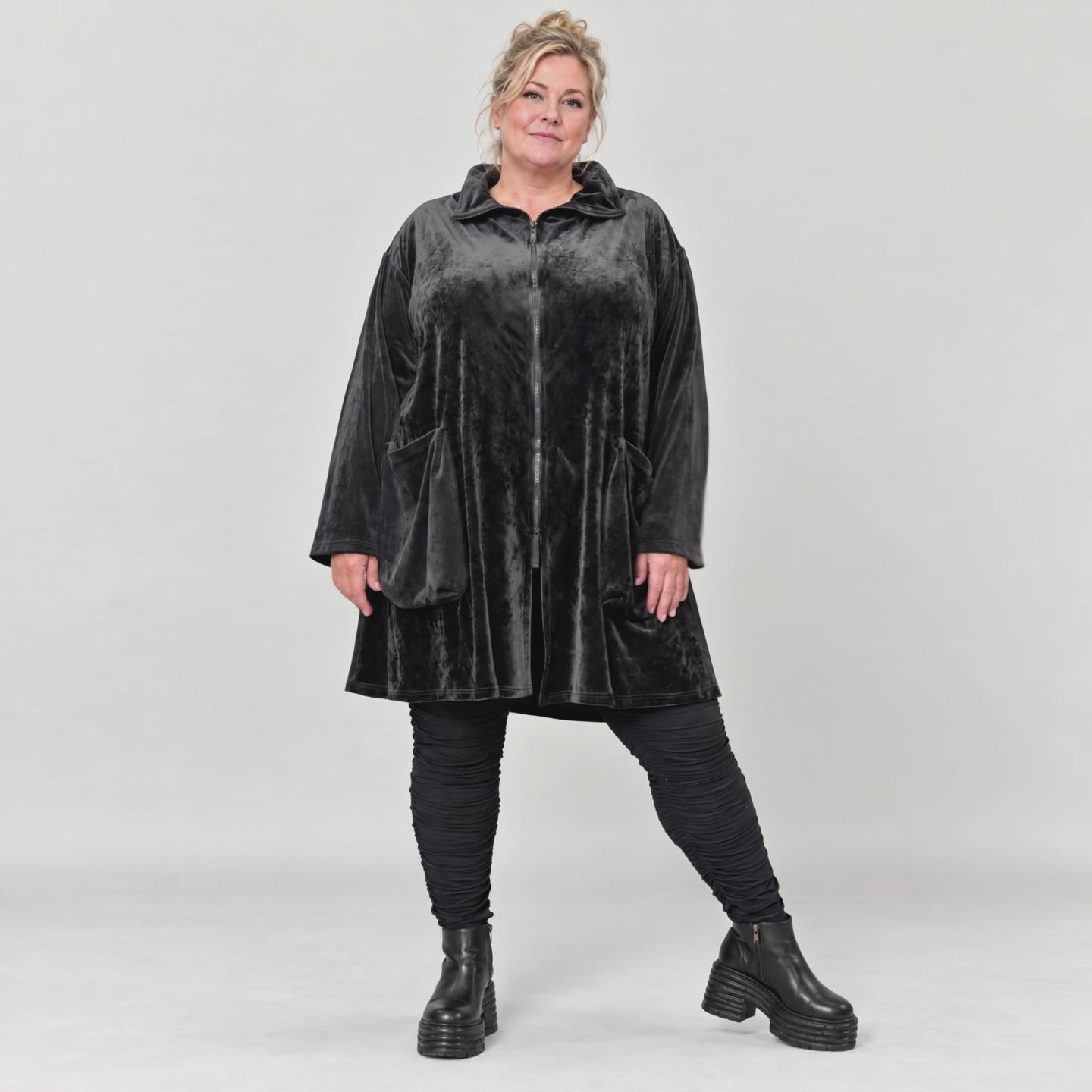 Fleecejacke in Schwarz mit Stehkragen und großen Taschen in Vokuhilalänge mit Stretch