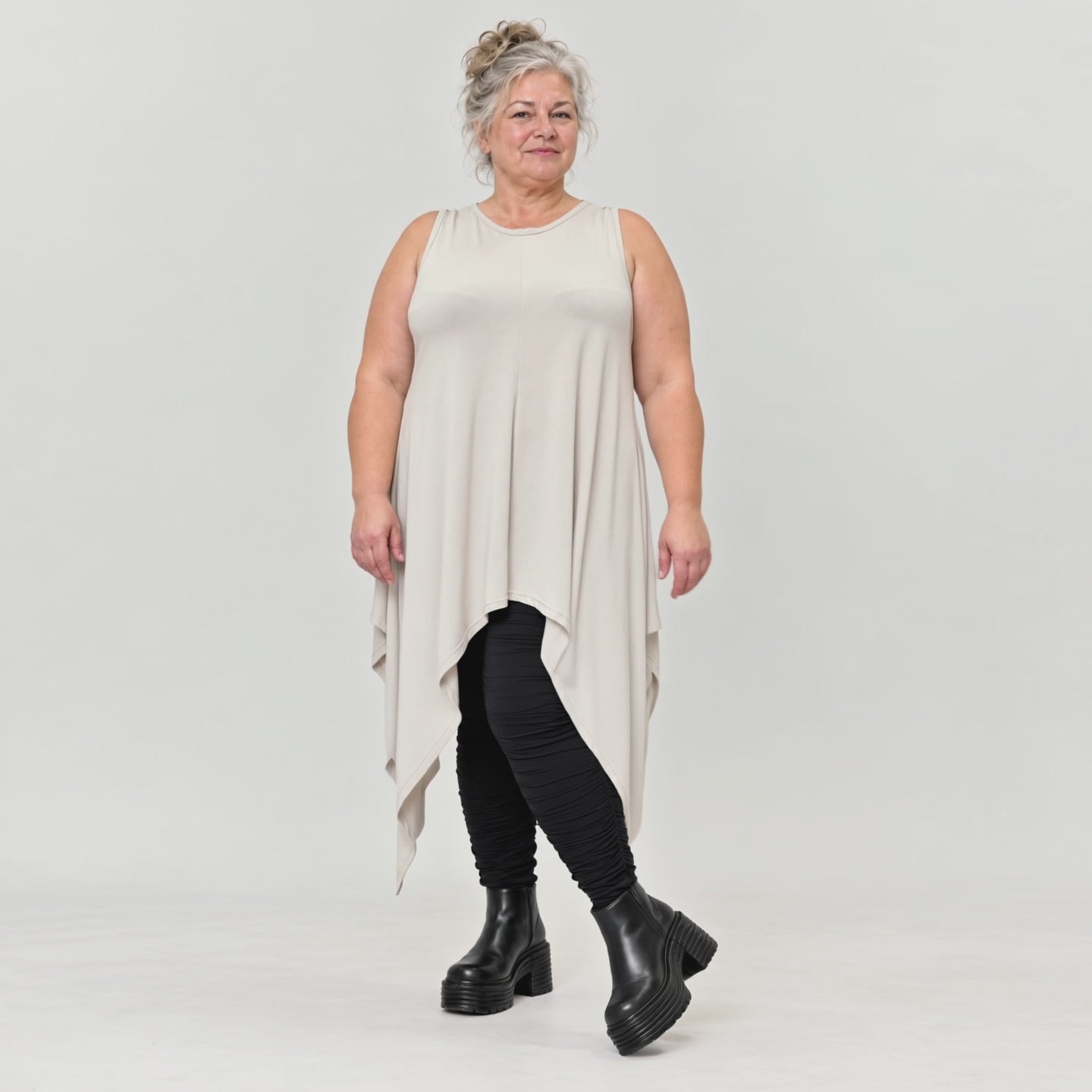 Ärmellose Tunika in Beige aus Modalstretch mit fließender A-Linie und langen Seitenspitzen