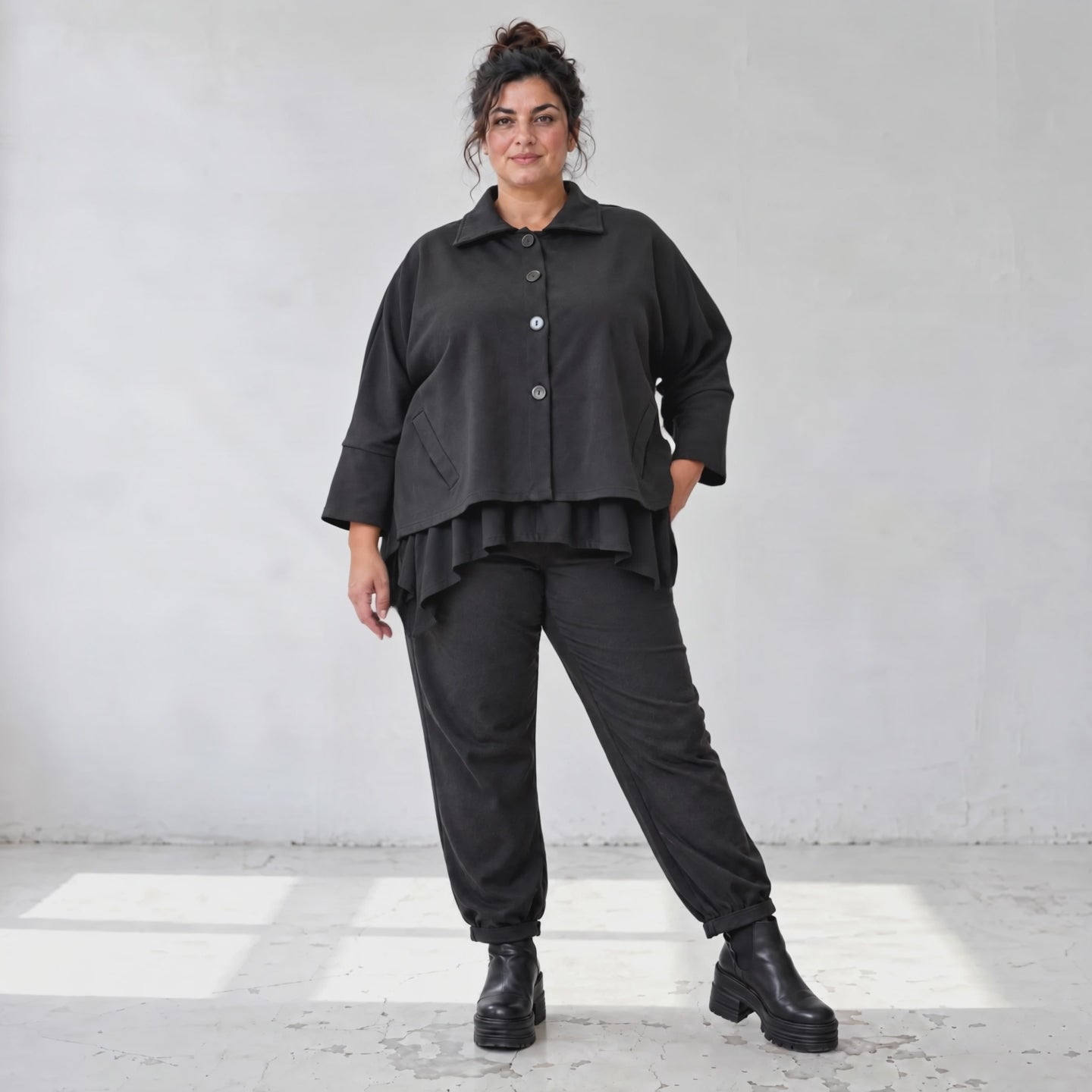 Schwarze Karottenhose aus Stretchdenim mit Elastikbund und Seitentaschen weich bequem