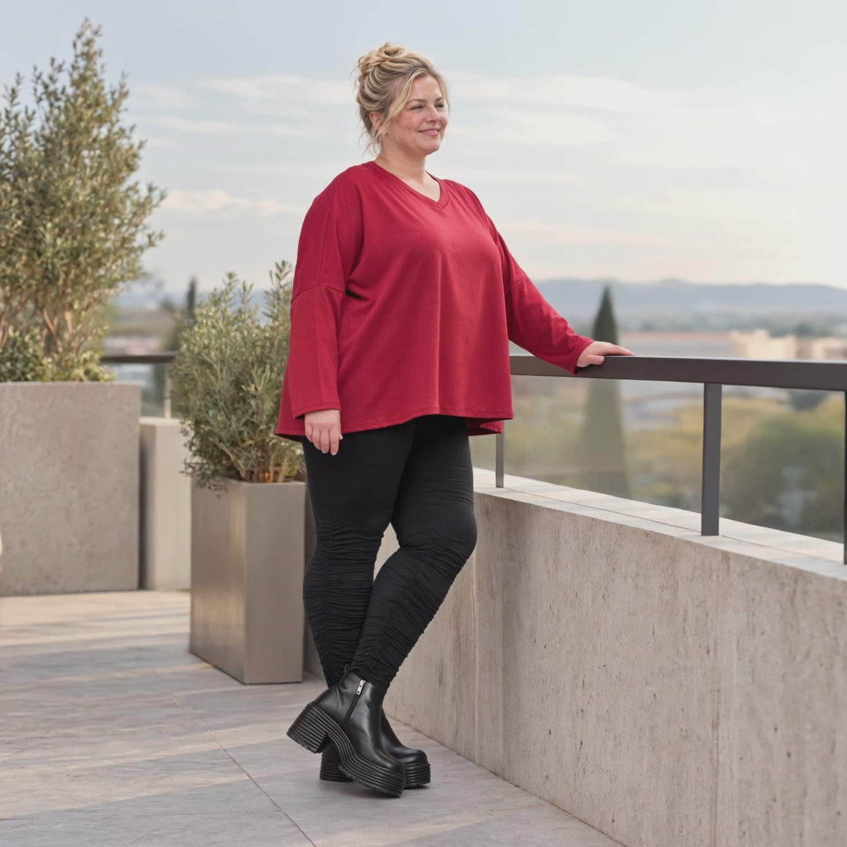 Rotes Langarmshirt aus weichem Stretchjersey mit V-Ausschnitt und kastiger Passform