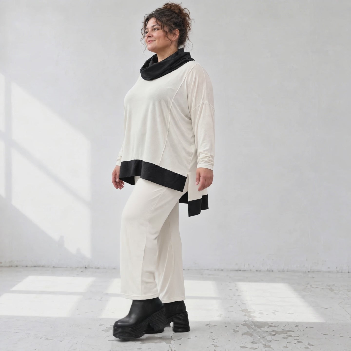 Rollkragenshirt aus fließendem Jersey mit Stretch Vokuhilaform mit seitlichen Schlitzen