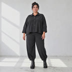 Schwarze Jeansjacke mit Stretch Hemdkragen Knopfleiste Seitentaschen und gerundetem Saum