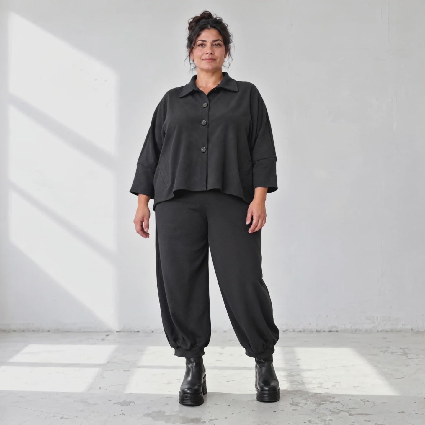 Schwarze Jeansjacke mit Stretch Hemdkragen Knopfleiste Seitentaschen und gerundetem Saum