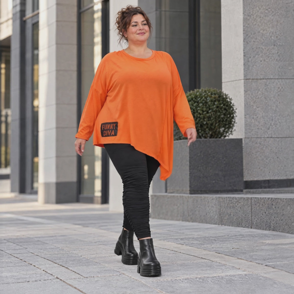 Orange Langarmshirt aus weichem Stretchjersey mit asymmetrischem Schnitt und Zipfelsaum