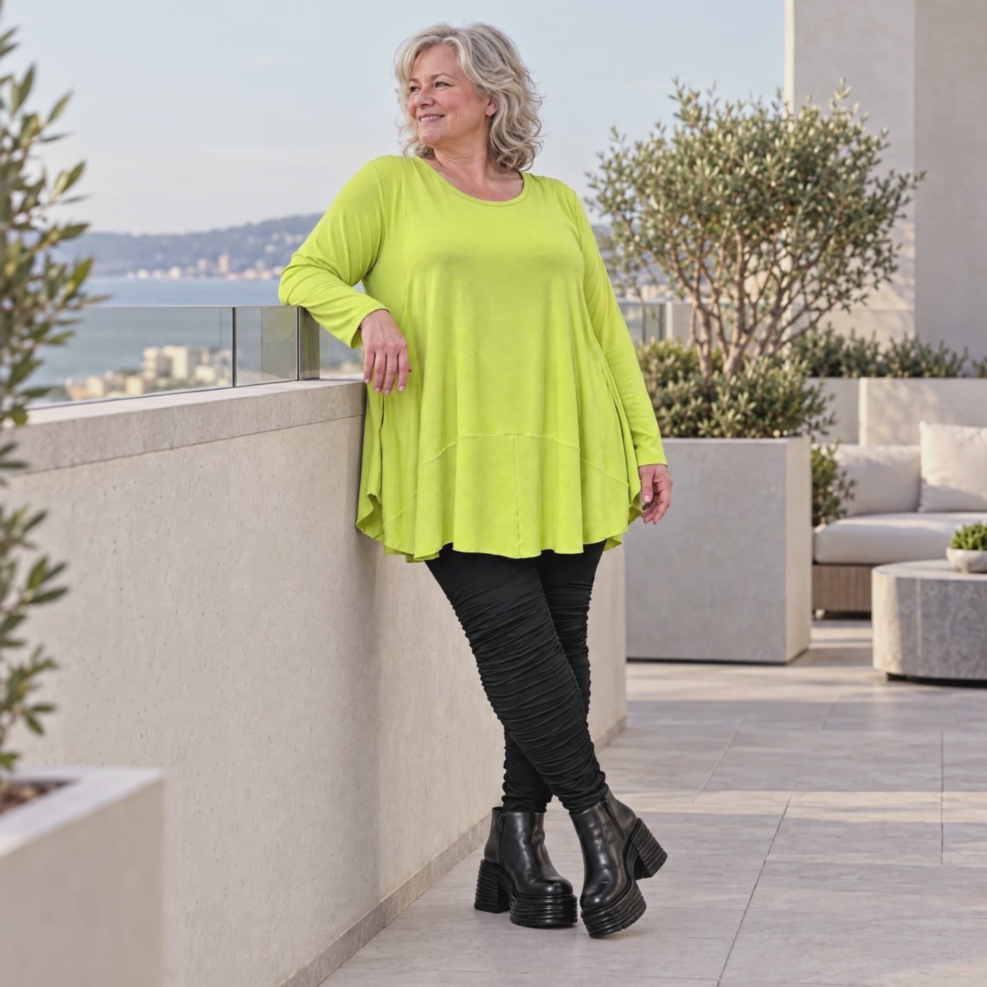 Langarmshirt in frischem Limettengrün aus weichem Modalstretch mit Seitennahttaschen