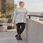 Langarmshirt in Grau/Schwarz aus flauschigem Feinstrick mit A-Linie und Rundhalsausschnitt