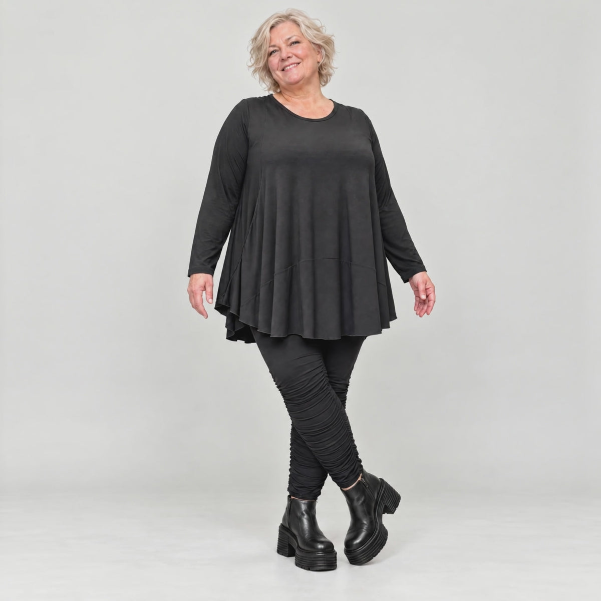 Basic Langarmshirt in Schwarz aus weichem Modal mit Stretch und praktischen Seitentaschen