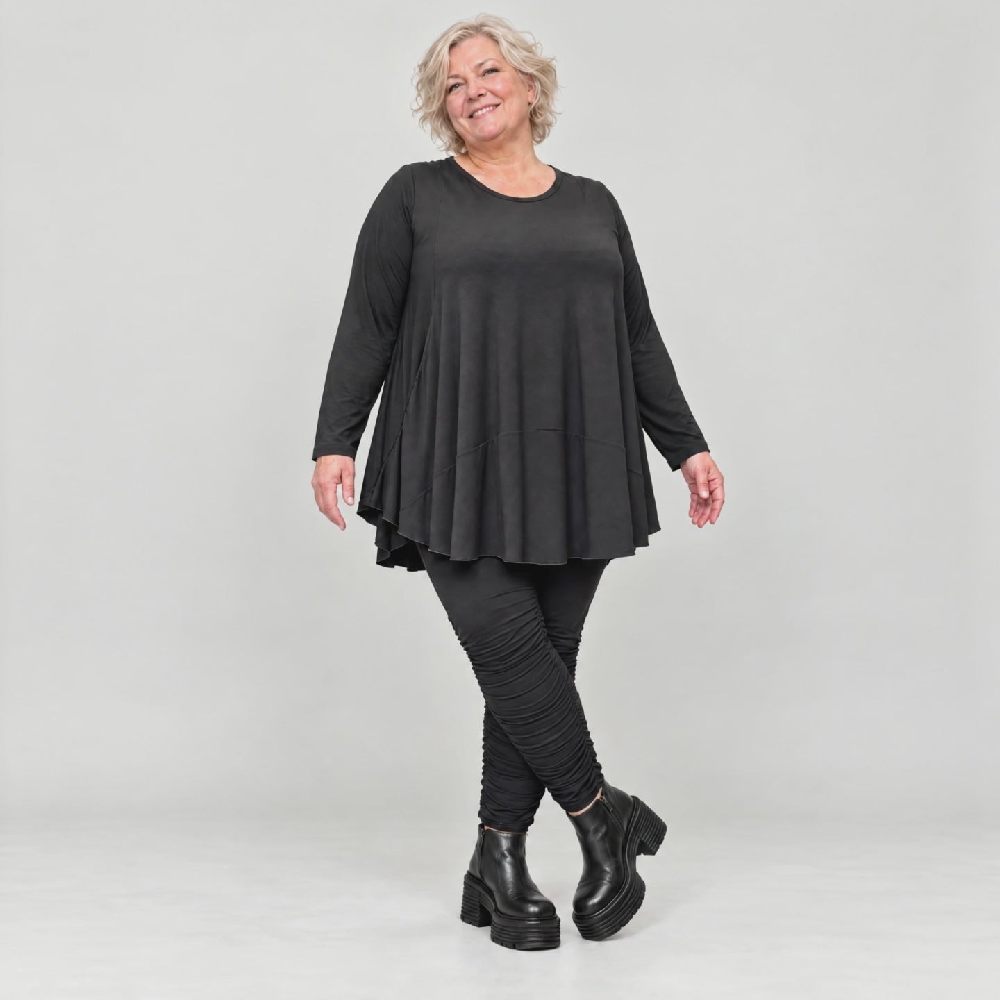 Basic Langarmshirt in Schwarz aus weichem Modal mit Stretch und praktischen Seitentaschen