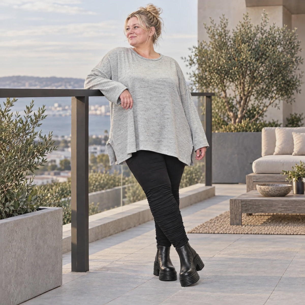 Kuscheliges Feinstrickshirt in Grau/Schwarz Melange mit fließender A-Linie aus Italien