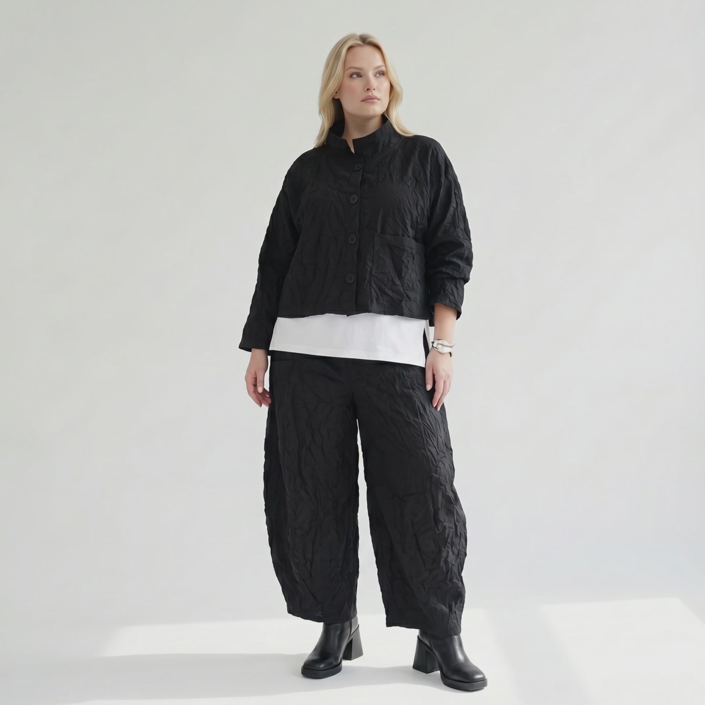 Ausgefallene kastige Crash-Jacke im modernen Lagenlook, luftig und leicht für den Sommer, Schwarz