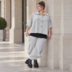 Graue Bluse aus weichem Ribbstoff mit Hemdkragen und gerundetem Saum für kalte Wintertage