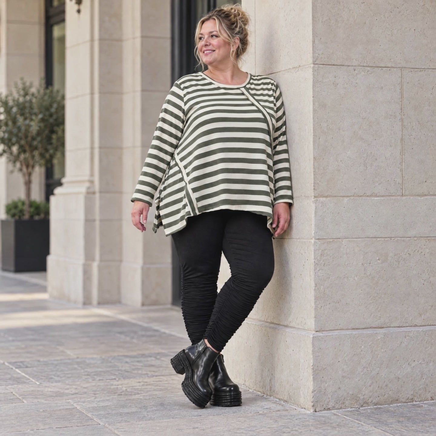 Langarmshirt in Creme/Dunkelgrün mit A-Linie aus warmem Stretchjersey und Faltennahtmuster