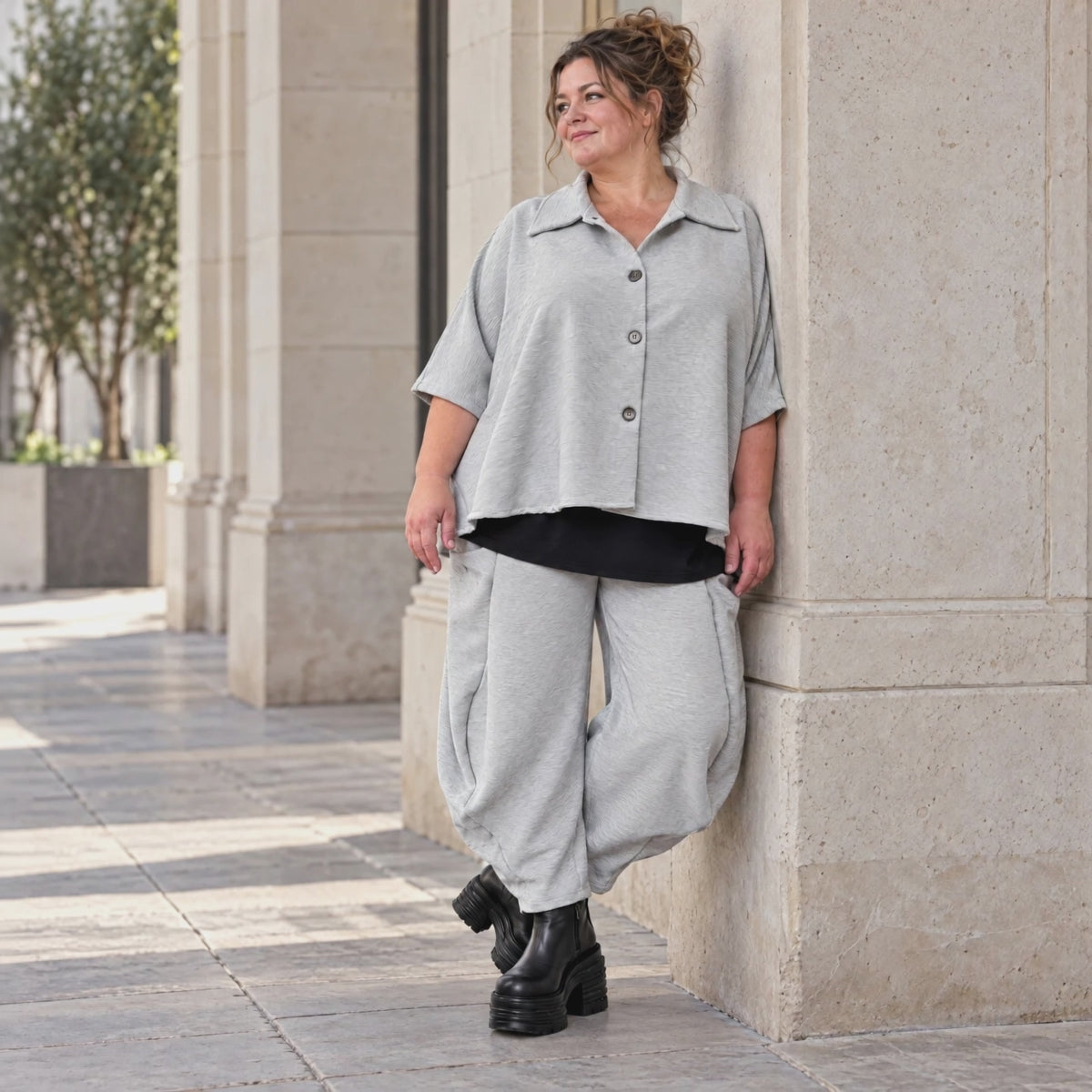 Graue Ballonhose aus weichem Rippmaterial mit elastischem Bund und aufgesetzten Taschen