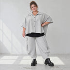 Graue Ballonhose aus weichem Rippmaterial mit elastischem Bund und aufgesetzten Taschen