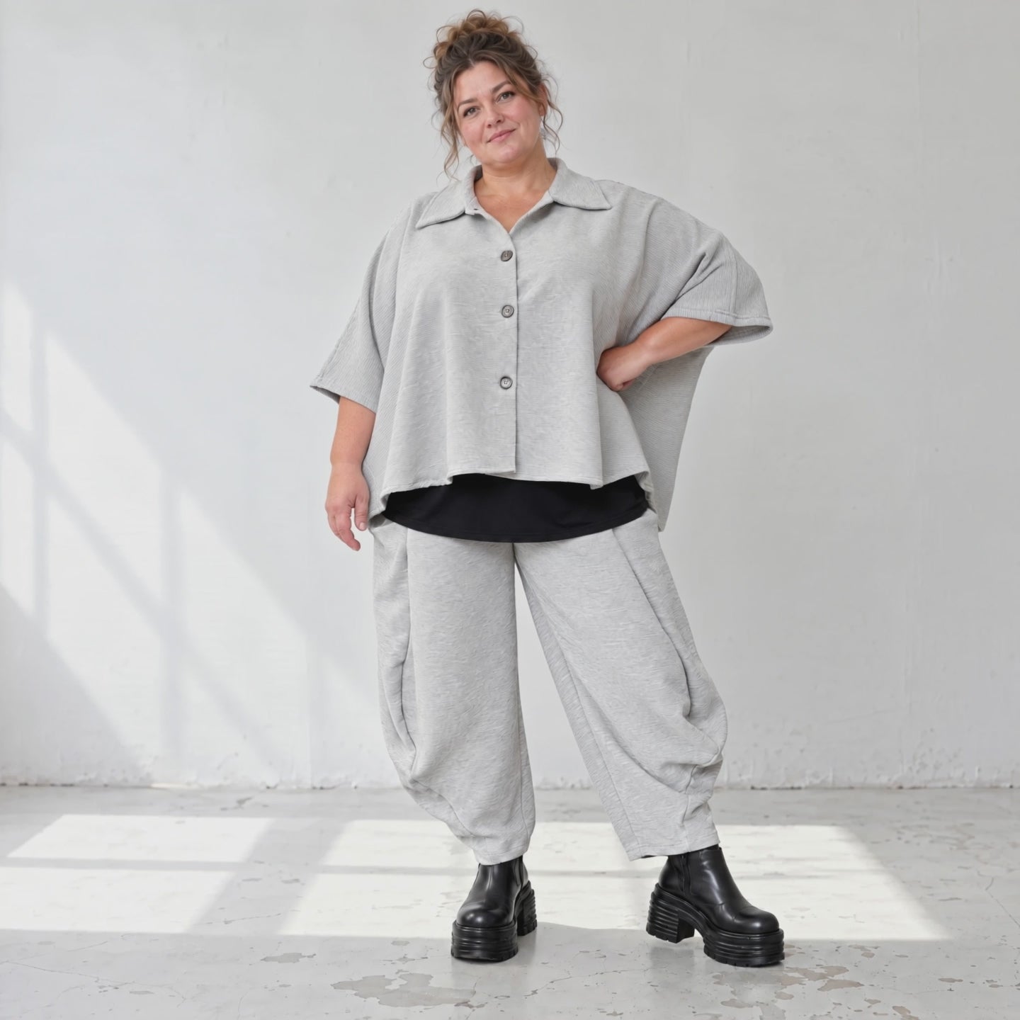 Graue Ballonhose aus weichem Rippmaterial mit elastischem Bund und aufgesetzten Taschen