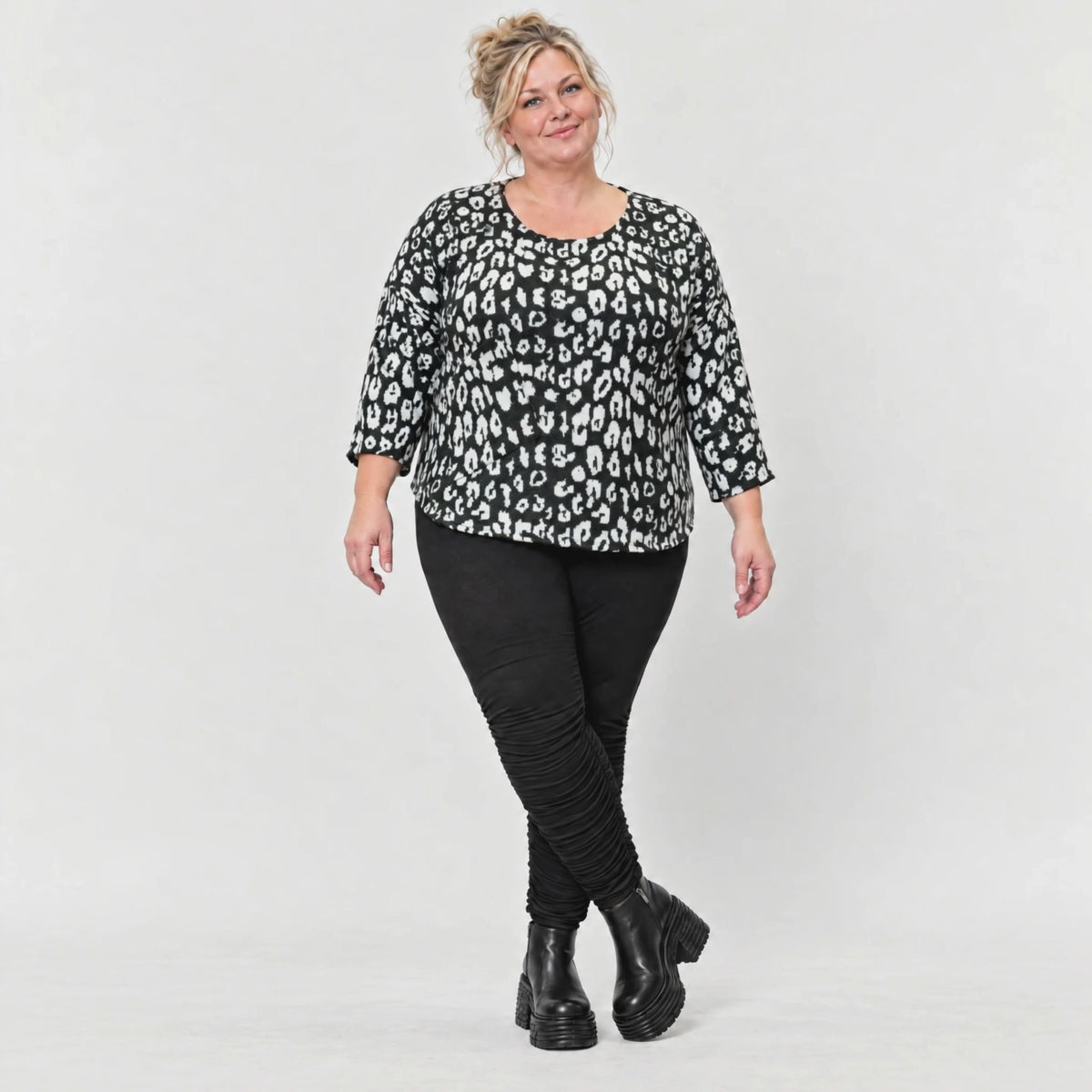 Italienisches Langarmshirt aus flauschigem Feinstrick in Schwarz/Weiß mit Rundhals