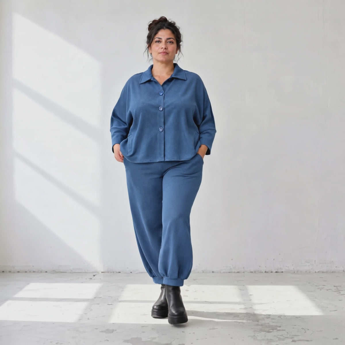Jeansjacke aus blauem Stretchdenim im femininen Vokuhilaschnitt vorne kurz hinten lang