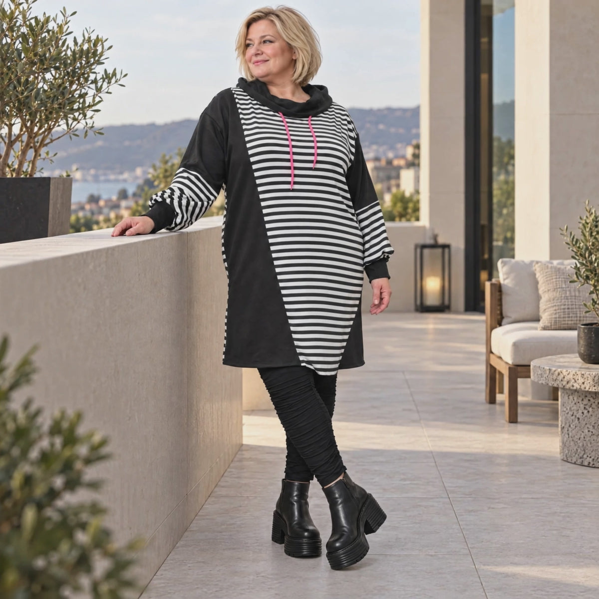 Gestreiftes Winterkleid aus Stretchjersey in Schwarz/Weiß/Pink mit Rollkragen und Kapuze