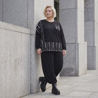 Schwarzes Basicshirt aus Viskosejersey mit Stretch und Brusttasche in geradem Schnitt