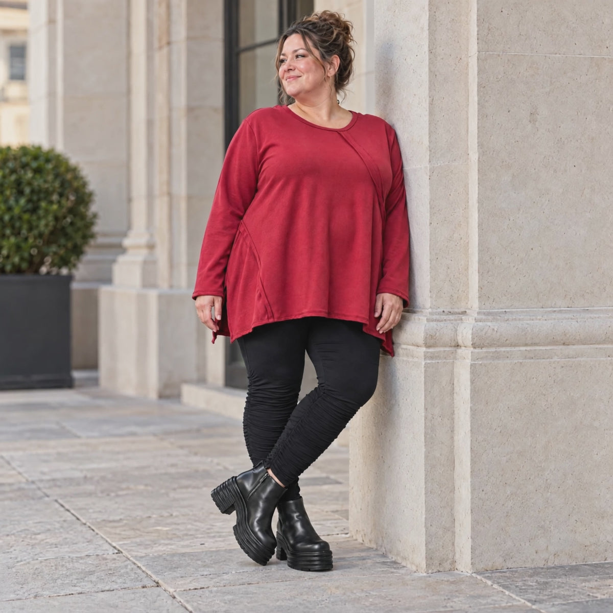 Rotes Langarmshirt mit fließender A-Linie aus weichem Stretchjersey gefertigt in Italien