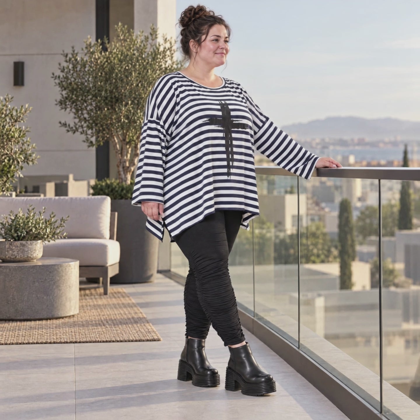 Langarmshirt in Dunkelblau/Weiß aus weichem Stretchjersey in A-Linie mit Seitenschlitzen