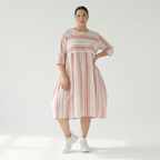 Ballonkleid aus Seersucker in Weißapricot mit Blockstreifen Oversize Rundhals Midi Look